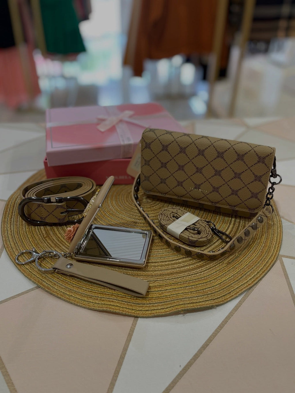 Kit Presente Dia das Mães - Bolsa Luxo, Cinto e Carteira + Brinde Hoje (Rosas Vermelhas)