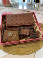 Kit Presente Dia das Mães - Bolsa Luxo, Cinto e Carteira + Brinde Hoje (Rosas Vermelhas)