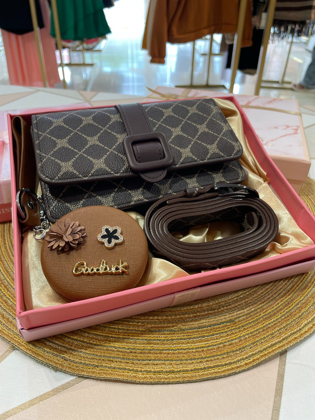 Kit Presente Dia das Mães - Bolsa Luxo, Cinto e Carteira + Brinde Hoje (Rosas Vermelhas)