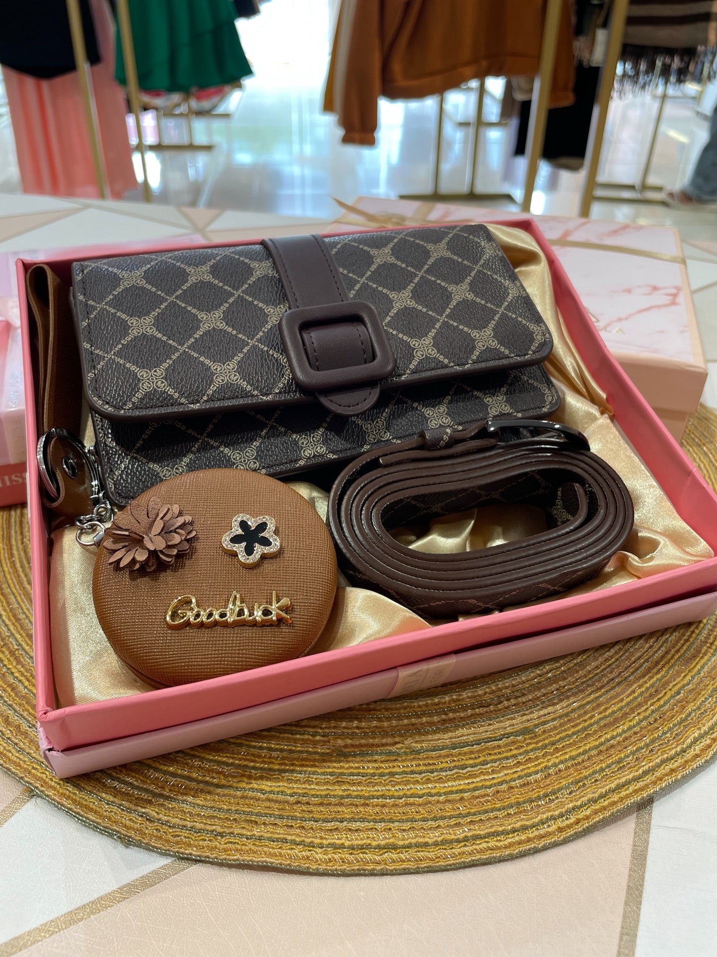 Kit Presente Dia das Mães - Bolsa Luxo, Cinto e Carteira + Brinde Hoje (Rosas Vermelhas)